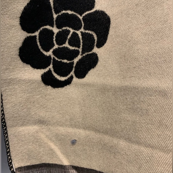 š¤Camellia Flower reversible shawl - Picture 6 of 6